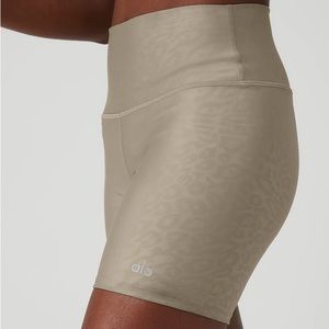 ALO YOGA NWOT 5" Airlift High-Waist Leopard Debossed Biker Short